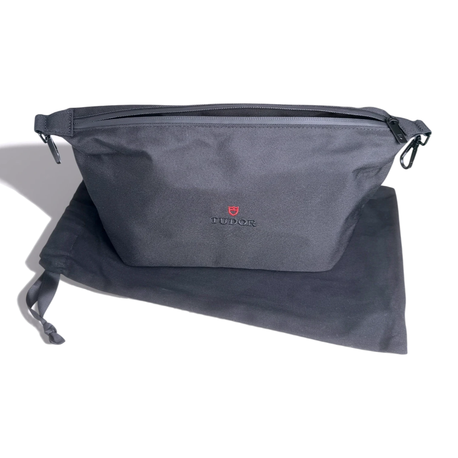 Tudor "Born to Dare" Kulturbeutel, Kulturtasche mit Staubbeutel Schwarz