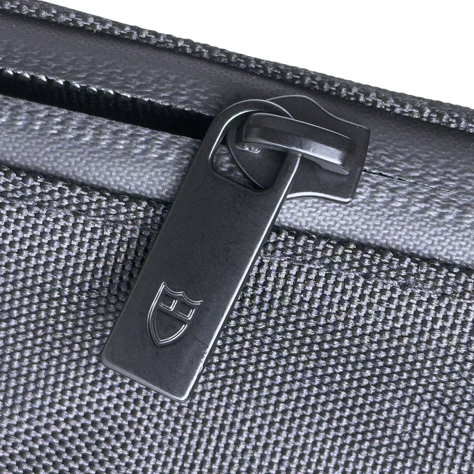 Tudor "Born to Dare" Kulturbeutel, Kulturtasche mit Staubbeutel Schwarz